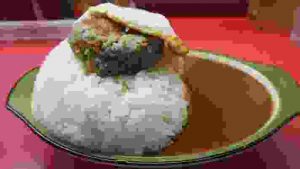 神奈川の有名デカ盛カレー店！ぶ厚いハンバーグ目玉焼きカレー【シュクリア】美味で量も多い！神奈川・藤沢